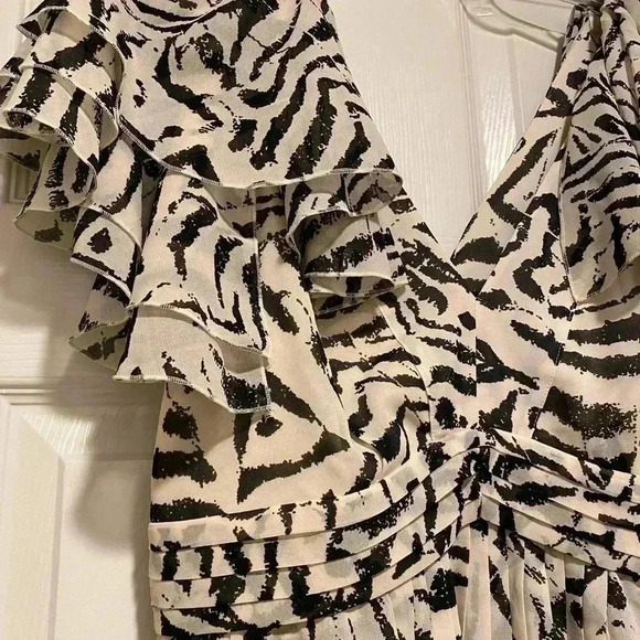 Banana Republic Women’s Short Sleeve Blouse Zebra black ruffles high waist NEW 4 - Picture 3 of 10